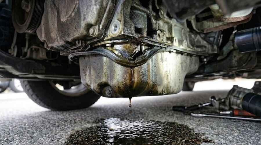 Damage oil gaskit which cause the oil leak